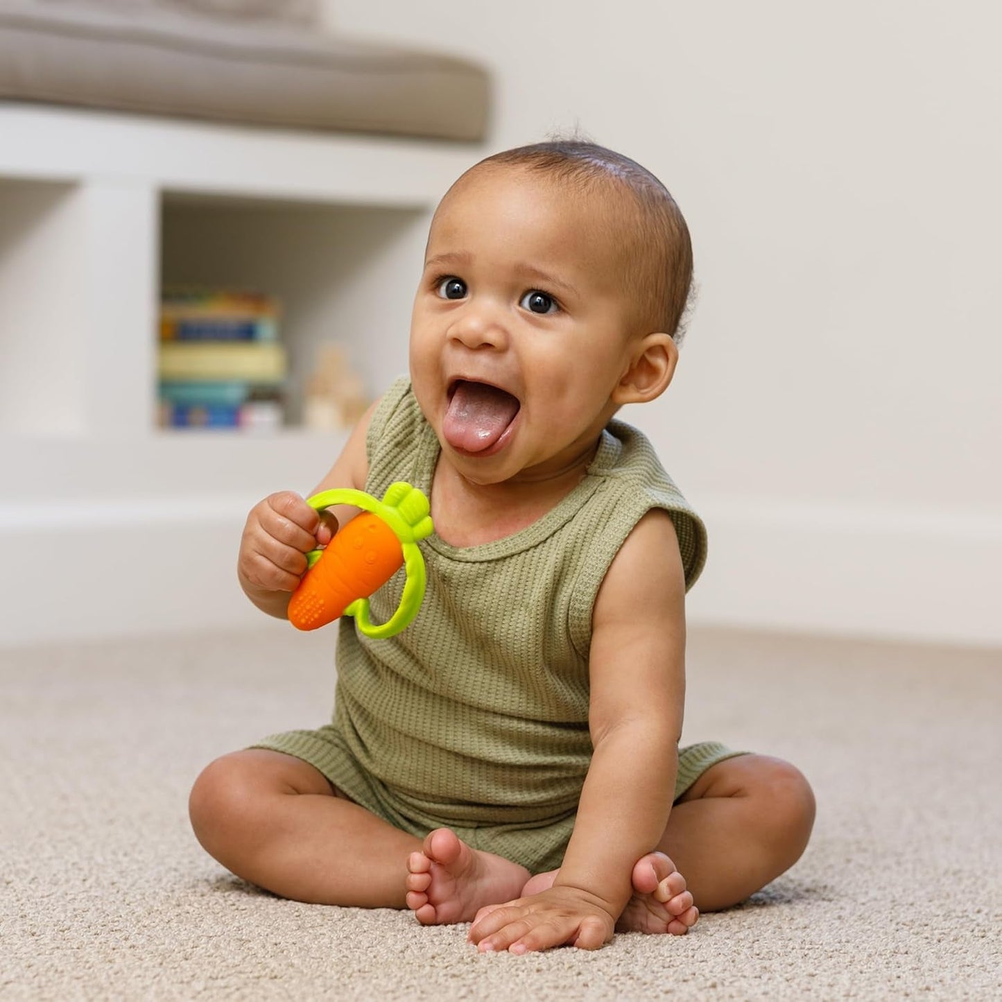 Infantino Lil' Nibbles, anneau de dentition en silicone texturé, jouet de dentition pour bébé sans BPA, doux, facile à tenir, stimulation sensorielle pour nourrissons, carotte