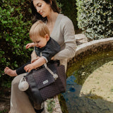Coffret Suavinex pour nouveau-né. Coffret 4 pièces comprenant : Sucette Physiologique SX Pro pour bébé 0-6 mois + attache-sucette + attache-sucette Duo + anneau de dentition en silicone. Pays des merveilles, beige