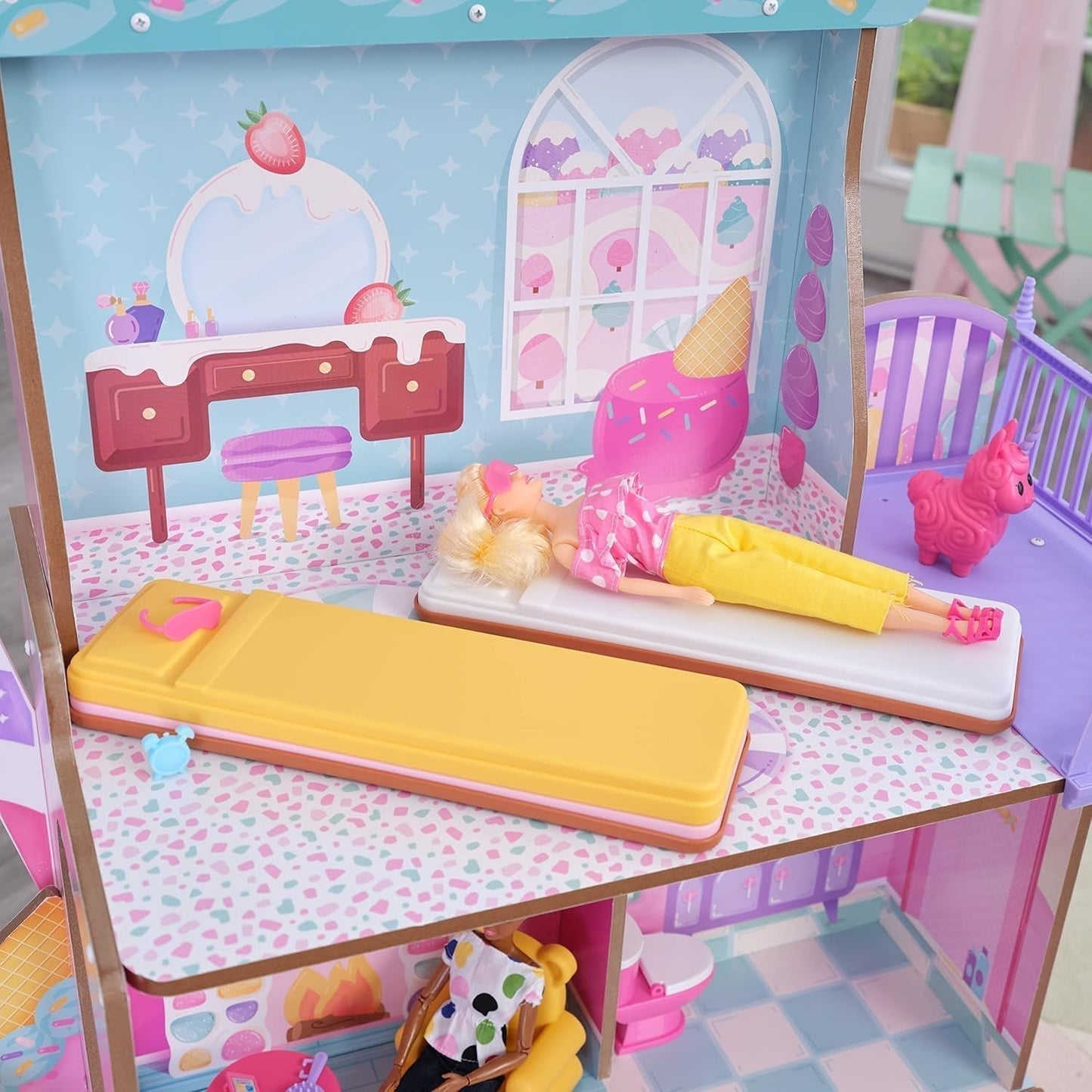 Kidkraft Candy Castle Maison de poupée en bois avec meubles et accessoires, maison de figurines lama licorne, élévateur à gâteau à la crème glacée et chaise en caoutchouc pour poupées, jouet pour 3 ans, 20242 Naty Shop Dollhouses