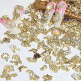 50 pièces de breloques à ongles dorées, mélange de styles, pierres scintillantes, perles, jambes, pierre de naissance, fleurs, strass, perles, bijoux, bijoux, décoration d'ongles DIY pour femmes
