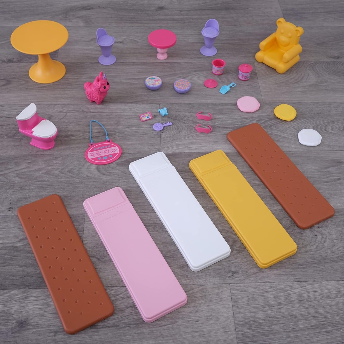 KidKraft Maison de poupée en bois Château de bonbons avec meubles et accessoires, maison de figurines de lama licorne, ascenseur de cornet de glace et chaise d'ours en gomme pour poupées, jouet pour 3 ans et plus, 20242