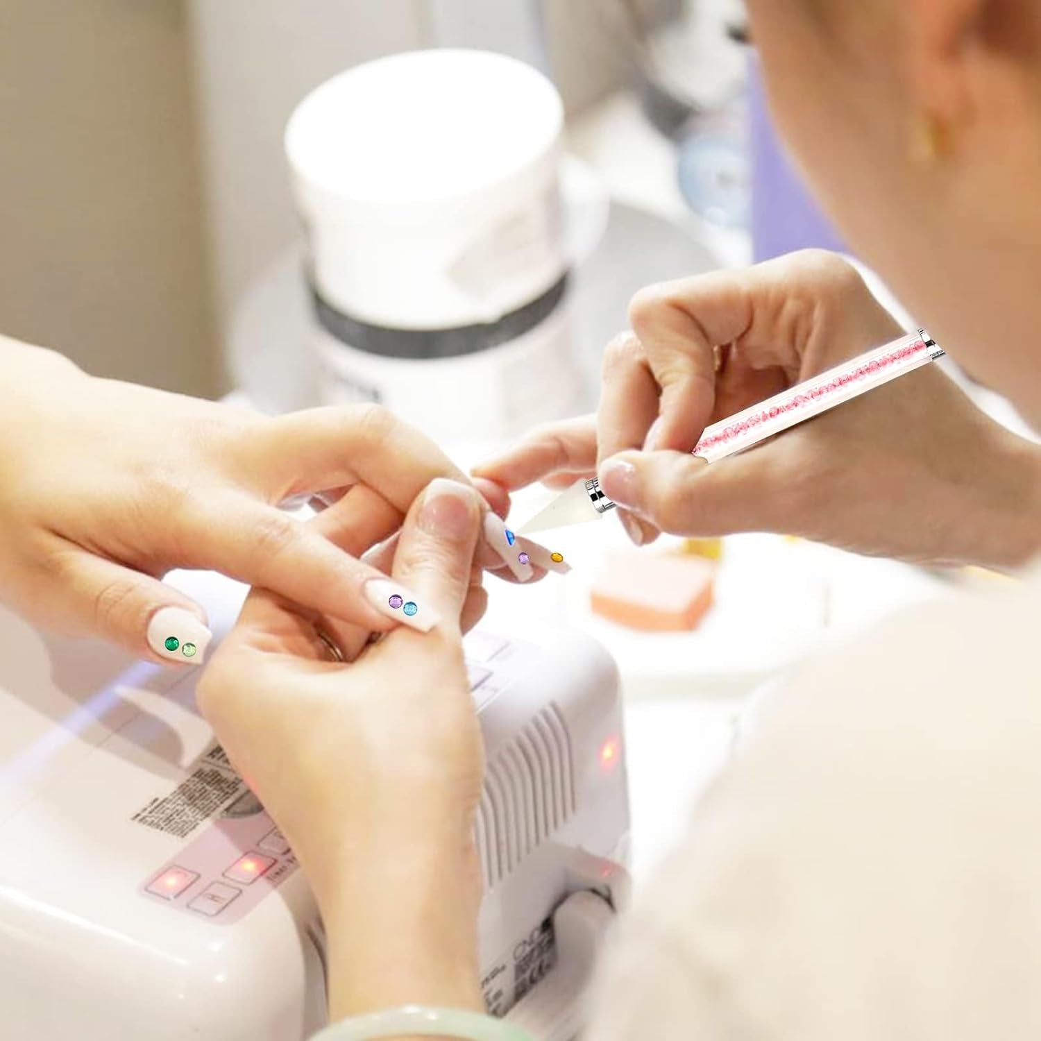 4200 pièces de pierres à strass pour les ongles, les paillettes, les paillettes, les colliers de strass avec les cristaux, les pierres à ongles, les diamants pour l'art des bijoux, un fond de teint unique pour les pierres à strass et les cueilleurs de strass