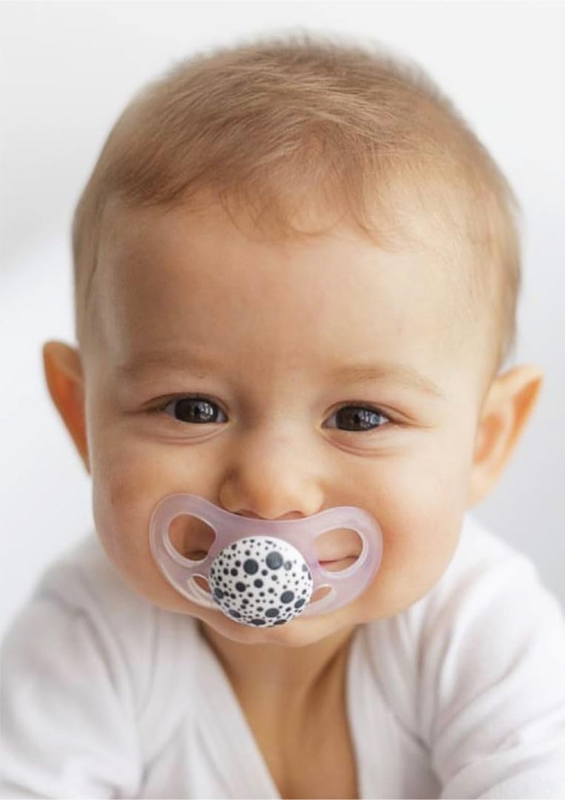 Sucettes pour bébé Twistshake – Paquet de 2 | Forme orthodontique | Ultra-léger | Tétine en silicone souple | Sans BPA | Convient aux bébés à partir de 6 mois | Gris-blanc