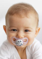 Sucettes pour bébé Twistshake – Paquet de 2 | Forme orthodontique | Ultra-léger | Tétine en silicone souple | Sans BPA | Convient aux bébés à partir de 6 mois | Gris-blanc