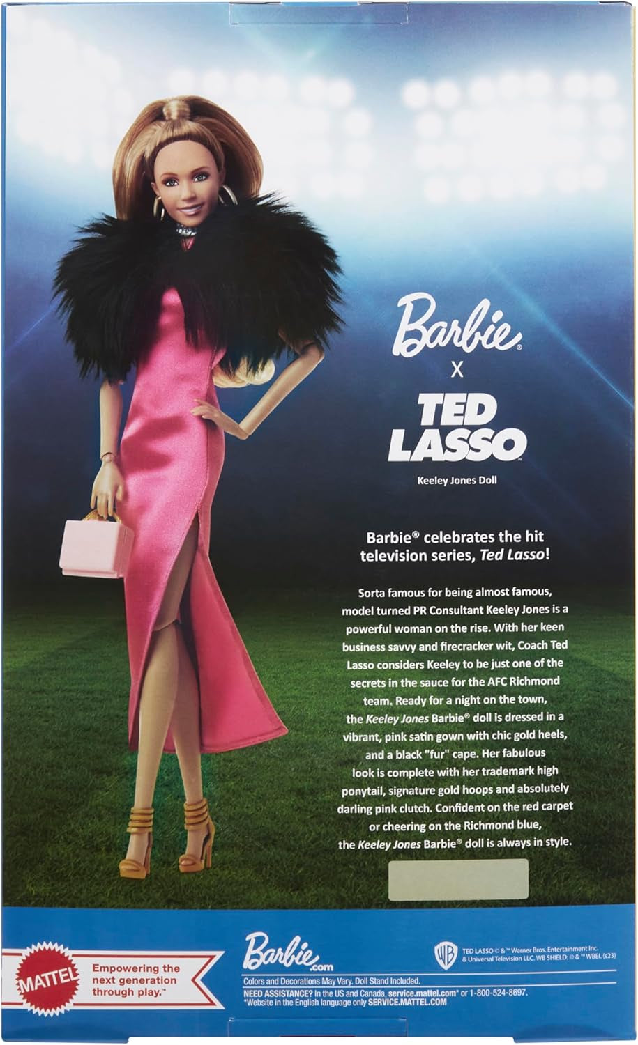 BARBIE Keeley Jones - Poupée de collection inspirée de Ted Lasso, robe midi en soie rose vif, talons hauts dorés, cape noire, boucles d'oreilles créoles dorées, sac rose, à partir de 3 ans, HJW92