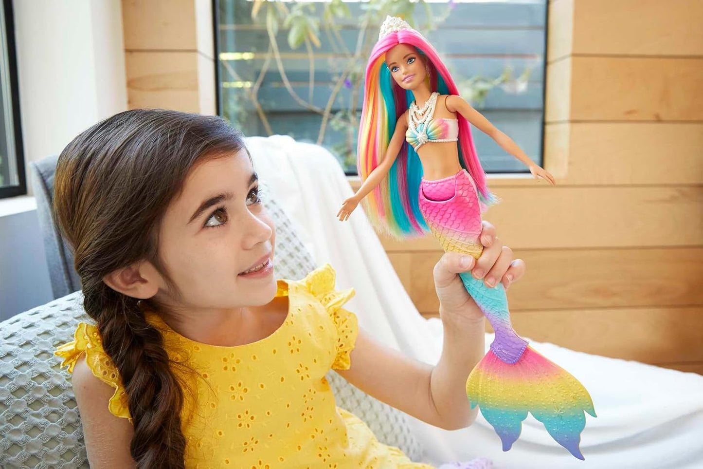 Barbie Dreamtopia Sirène magique arc-en-ciel, Barbie sirène avec cheveux arc-en-ciel, poupée à couleur changeante, activée par l'eau, jouet pour 3 ans et plus, cadeau pour filles, GTF89