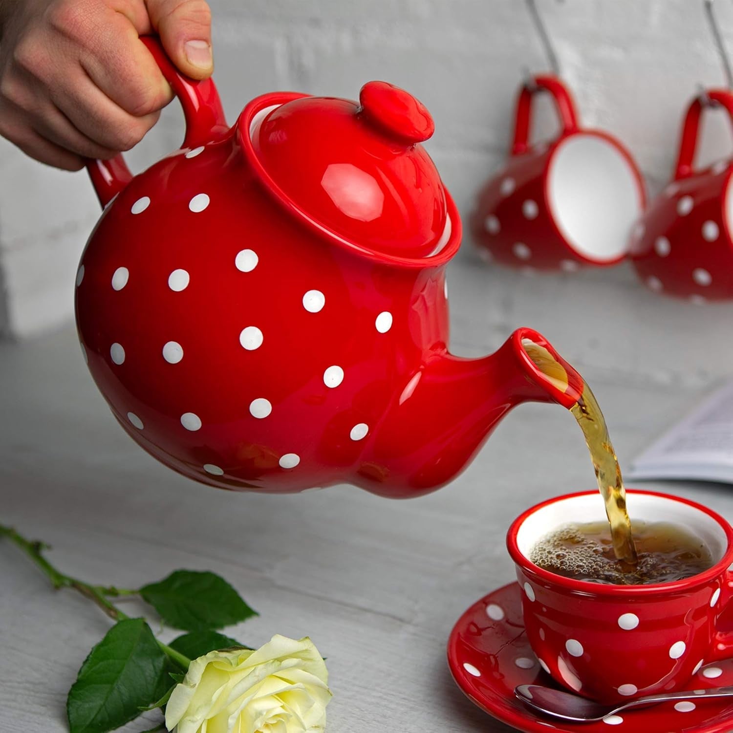 City to Cottage® - Grand service à thé | Rouge et Blanc | Points | Fait à la main | Théière en céramique 1,7 litres, pot à lait, sucrier