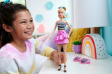 Poupée Barbie Fashionistas no. 213 Blonde en haut rayé, jupe rose et lunettes de soleil 65e anniversaire Poupée de collection HRH11 Naty Shop Dolls