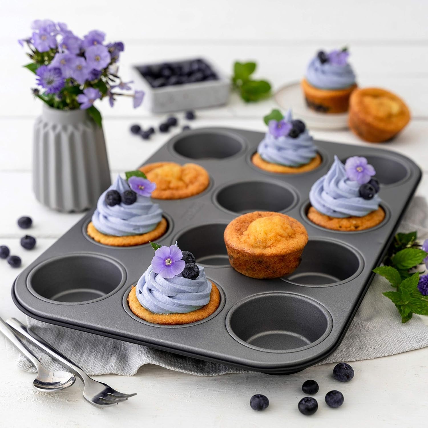Zenker 12Er Muffinform Energy, Premium-Backform, Für Köstliche Kuchen, Verkürzt Die Backzeit Um Bis Zu 20% (Farbe: Silber/Anthrazit), Menge: 1 Stück, Hellgrau Und Dunkelgrau Moules et plaques pour la pâtisserie Naty Shop