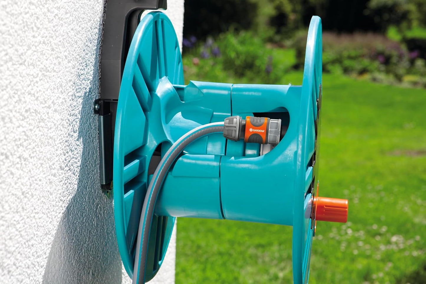 Enrouleur de tuyau mural Gardena Classic 60 avec enrouleur de guidage de tuyau : Pour un montage mural facile, avec système anti-goutte, raccord coudé, grande capacité, gain de place (2650-88)