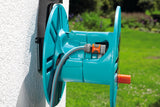 Enrouleur de tuyau mural Gardena Classic 60 avec enrouleur de guidage de tuyau : Pour un montage mural facile, avec système anti-goutte, raccord coudé, grande capacité, gain de place (2650-88)