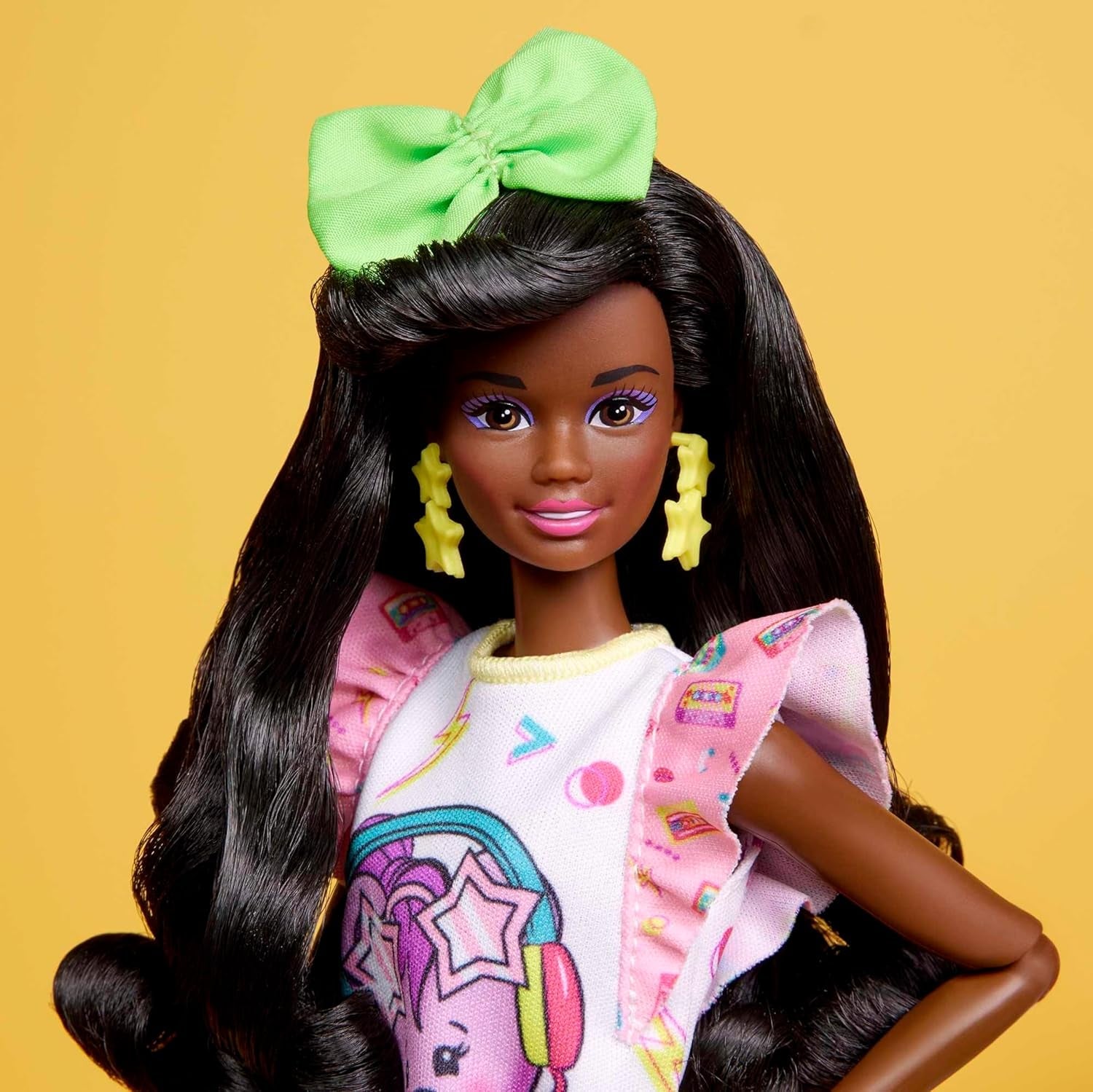Barbie Rewind - Figurine de collection nostalgique des années 80 avec de magnifiques cheveux et tenues, comprend une télévision, du pop-corn et un téléphone, pour les fans et les collectionneurs, HJX19