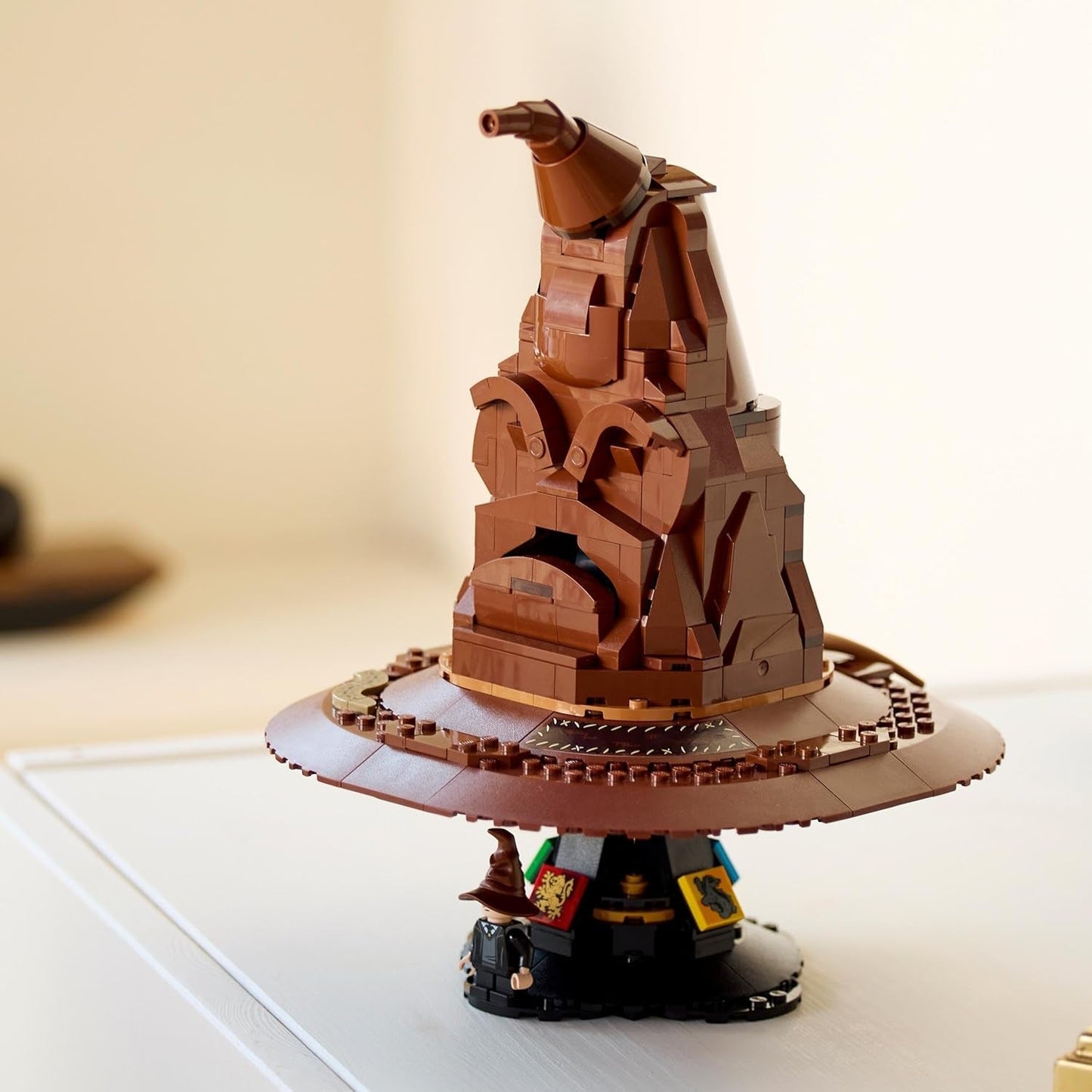LEGO Harry Potter Chapeau parlant Poudlard modèle film pour adultes Cadeau pour femmes hommes maman papa avec 31 combinaisons de sons aléatoires vous trie dans votre maison de Poudlard 76429 Jeux de construction Besuche den LEGO-Store