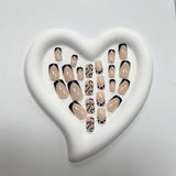 Faux ongles à pointe française carrée courte, 24 pièces, Design cœur blanc, ongles noirs en acrylique, couverture complète