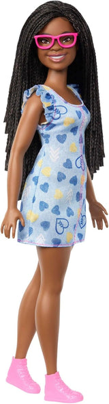 Poupée Barbie Fashionistas no. 229 atteintes du syndrome de Down dans une robe à motif cœur développée en collaboration avec la National Down Syndrome Society, HYK14
