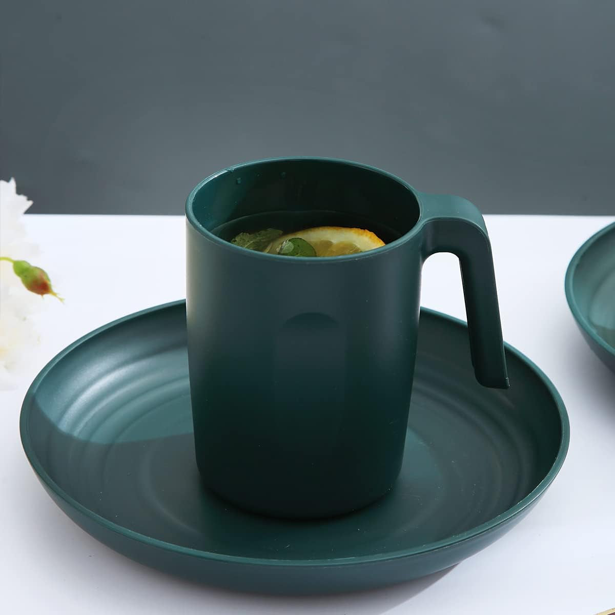 Service de table Kyraton en plastique incassable et réutilisable, composé de 16 pièces. Assiettes, tasses, bols et plats légers. Facile à transporter et à nettoyer. Sans BPA. Pour 4 personnes.