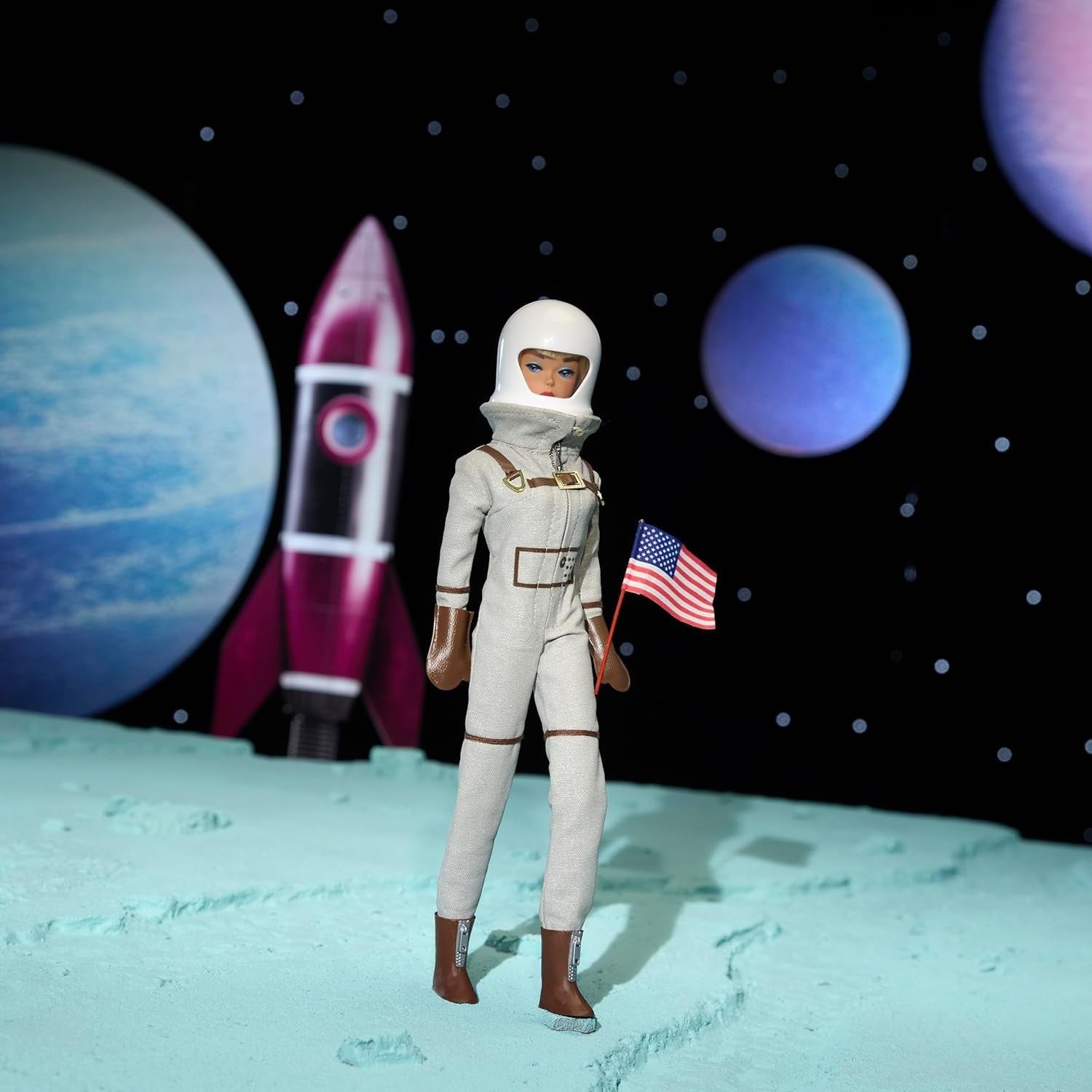 Mattel Barbie Miss Astronaut Poupée de collection avec costume argenté, bottes spatiales et accessoire de casque, reproduction vintage de l'original de 1965, JBJ48 Naty Shop Dolls