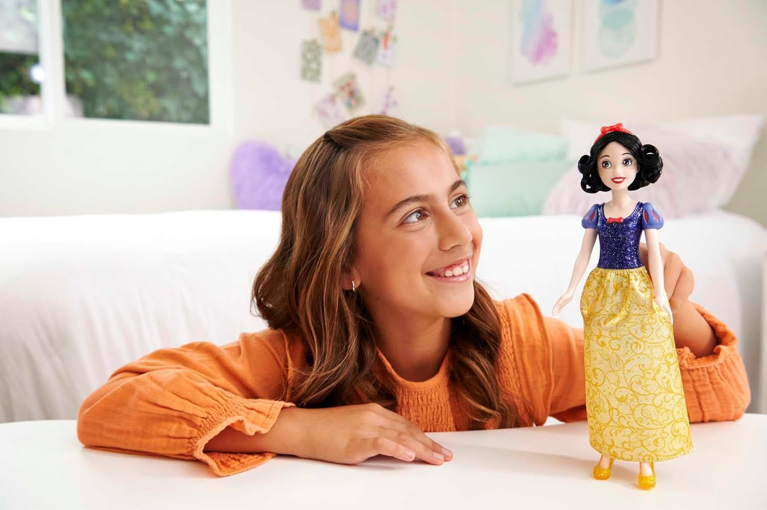 Mattel Disney Princess Toy Poupée mobile Blanche-Neige avec vêtements et accessoires scintillants Cadeau inspiré du film Disney pour enfants HLW08 Naty Shop Dolls