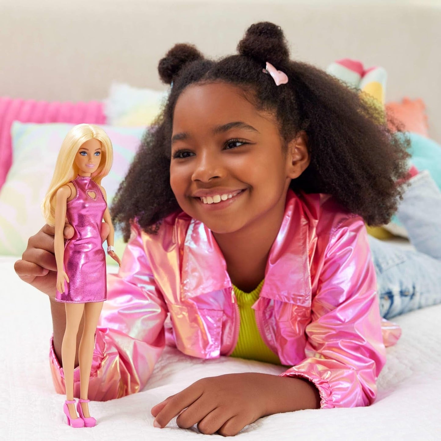 Poupée Barbie Fashionistas no. 230 avec cheveux blonds, mini-robe rose découpée en cœur métallisé, bracelet blanc et talons hauts, HYT88