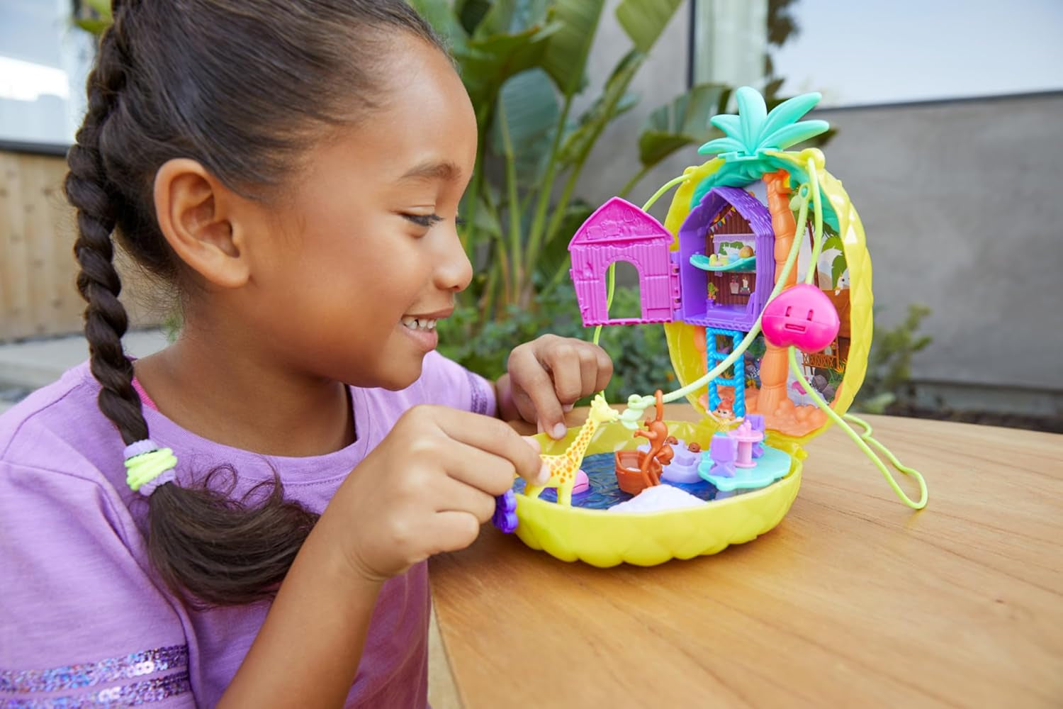 Polly Pocket GKJ64 - Pineapple Pocket Compact portable avec 8 fonctionnalités amusantes, des poupées Polly et Lila, 2 accessoires et une feuille d'autocollants ; jouet pour enfants à partir de 4 ans