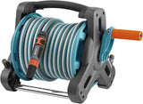 Gardena Classic Wall Hose Reel Set 50 : Enrouleur de tuyau mobile, peu encombrant, montable au mur et amovible à tout moment, avec tuyau de 20 m, buse de pulvérisation et pièces du système (8009-20)
