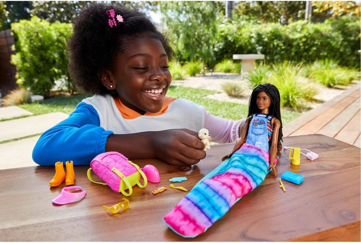 Barbie HDF74 Lot de 2 poupées ! Brooklyn Camping Doll (Brunette avec nattes tressées, env. 29 cm) avec chiot, sac à dos, sac de couchage, 10 accessoires de camping, cadeau pour les enfants à partir de 3 ans
