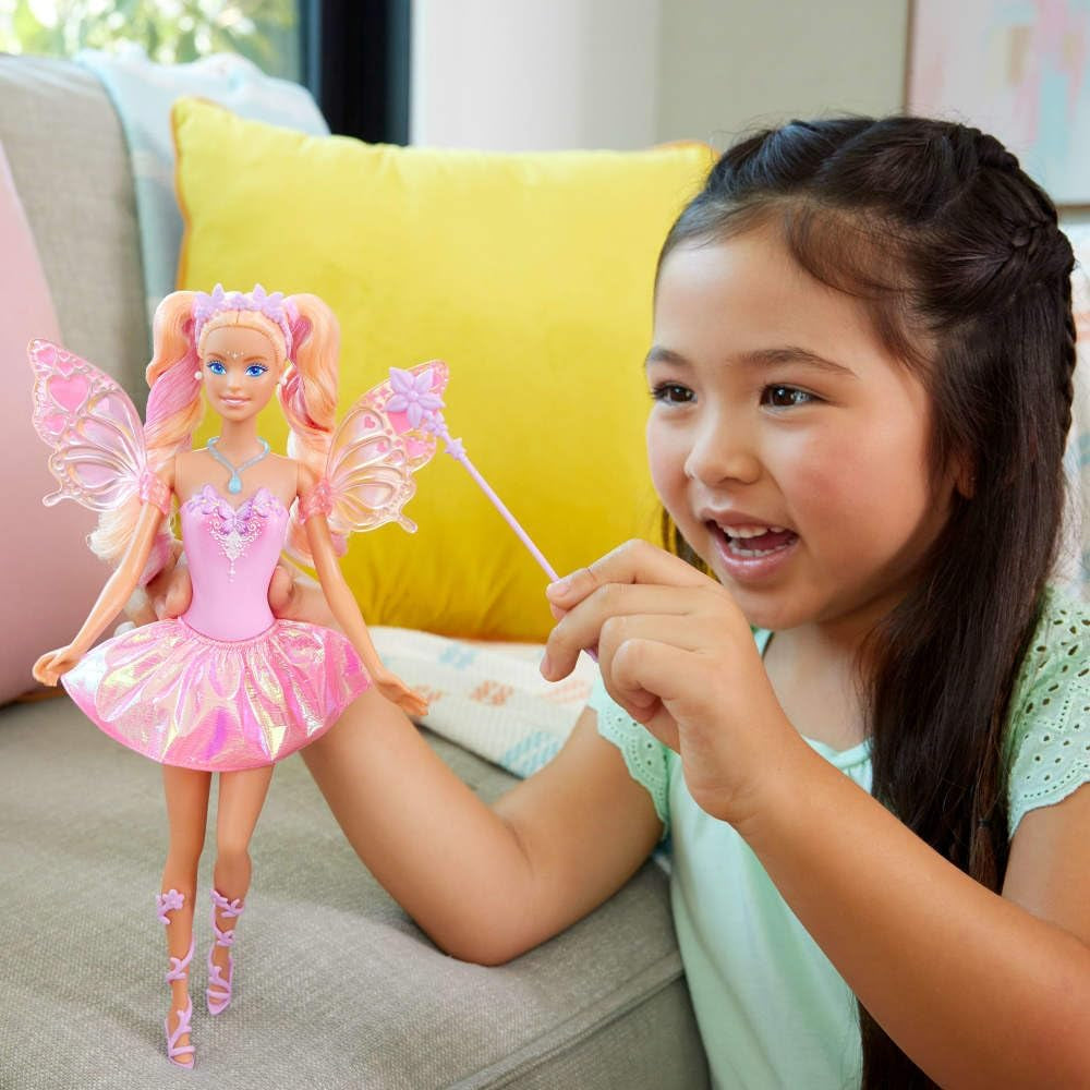 Mattel Poupée Barbie avec baguette magique et accessoires de mode, thème fantastique avec ailes et tenue changeante de couleur, JCP76, [multicolore]