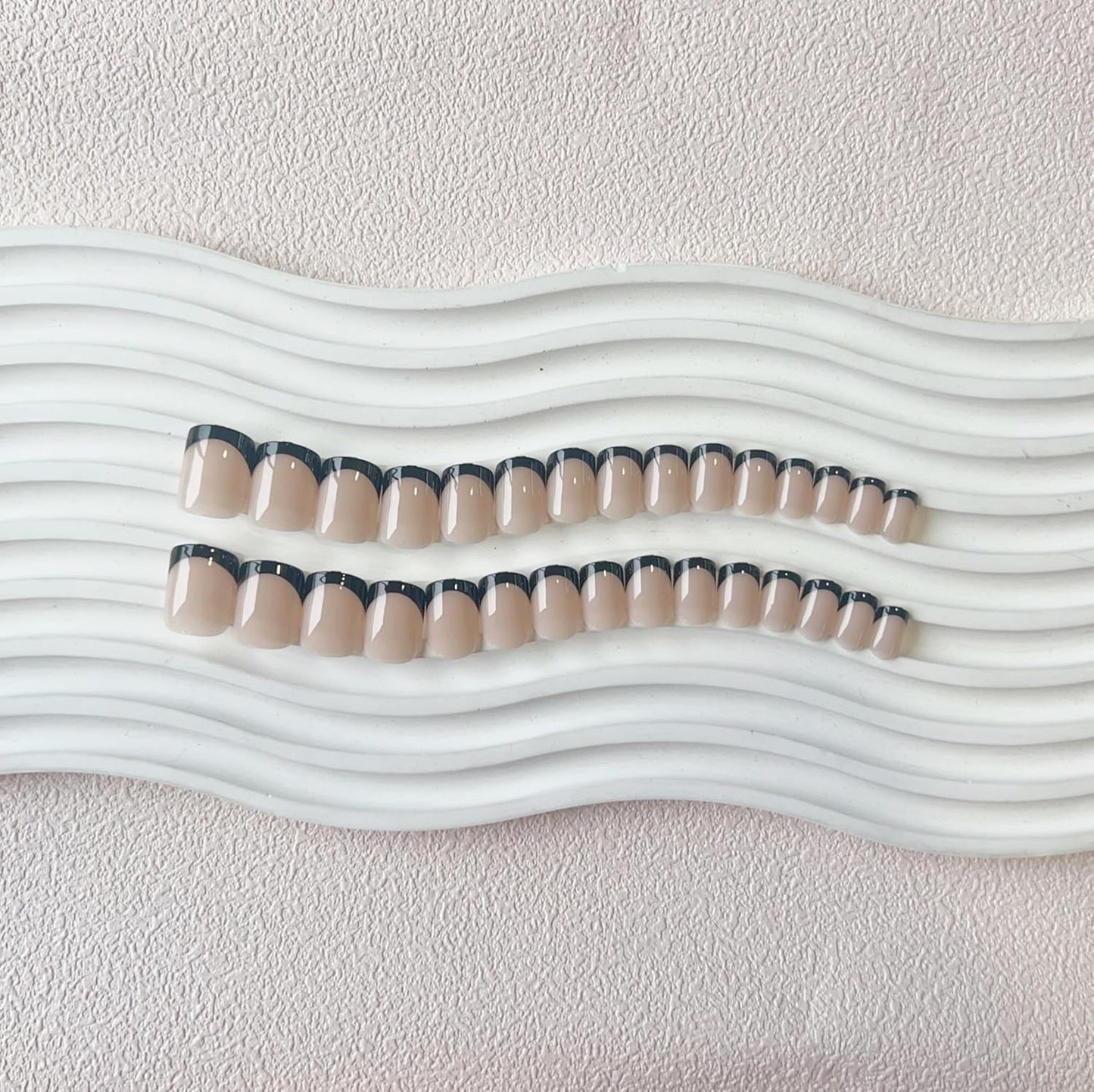 Faux ongles à pointe française courte – 30 pièces d'ongles noirs à coller sur des ongles carrés courts, faux ongles à pointe française avec colle, ensemble d'ongles artificiels carrés pour femme