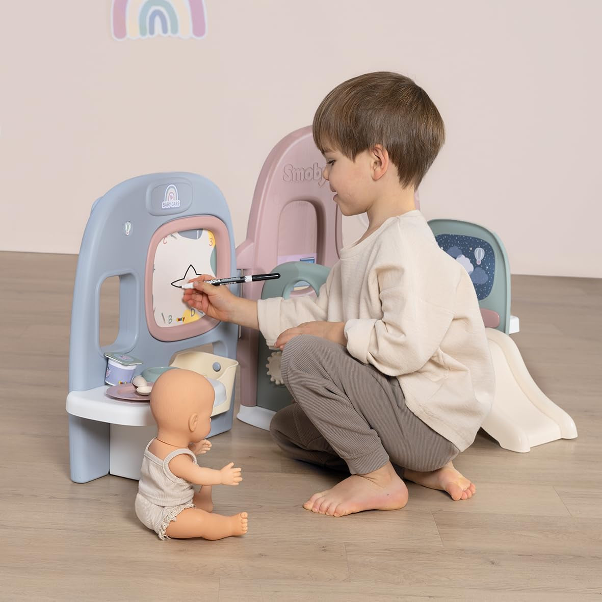 Smoby - Puériculture Chambre de poupées - Centre de jeux pour poupées Crèche + Maternelle Vie quotidienne - Aire de jeu pliable avec rotation à 360° - 6 accessoires - Fabriqué à 90% de matières recyclées en France, dès 3 ans