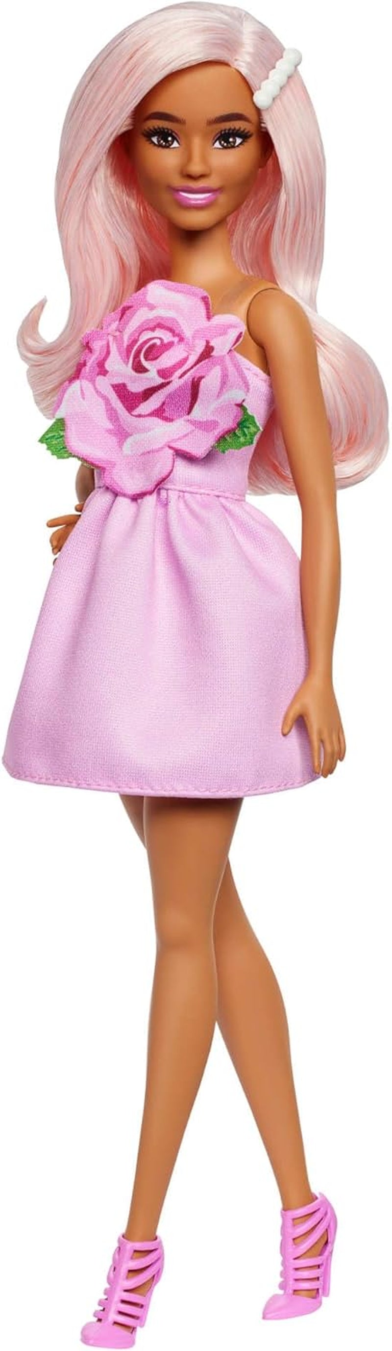 Poupée Barbie Fashionistas no. 238 avec cheveux rose pastel, robe bustier avec corsage rose, pince à cheveux en perles et talons hauts et barrettes, HYT94