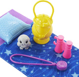 Barbie série Chelsea, poupée Chelsea de camping aux cheveux blonds, chouette, sac de couchage, oreiller, lampe de poche, jumelles, accessoires de camping, cadeau pour enfants, jouet à partir de 3 ans, HDF77