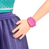 Poupée Barbie Fashionistas no. 232 avec cheveux roux, haut de sport en jersey imprimé B, jupe plissée violette, montre-bracelet et baskets, HYT90 Naty Shop Dolls
