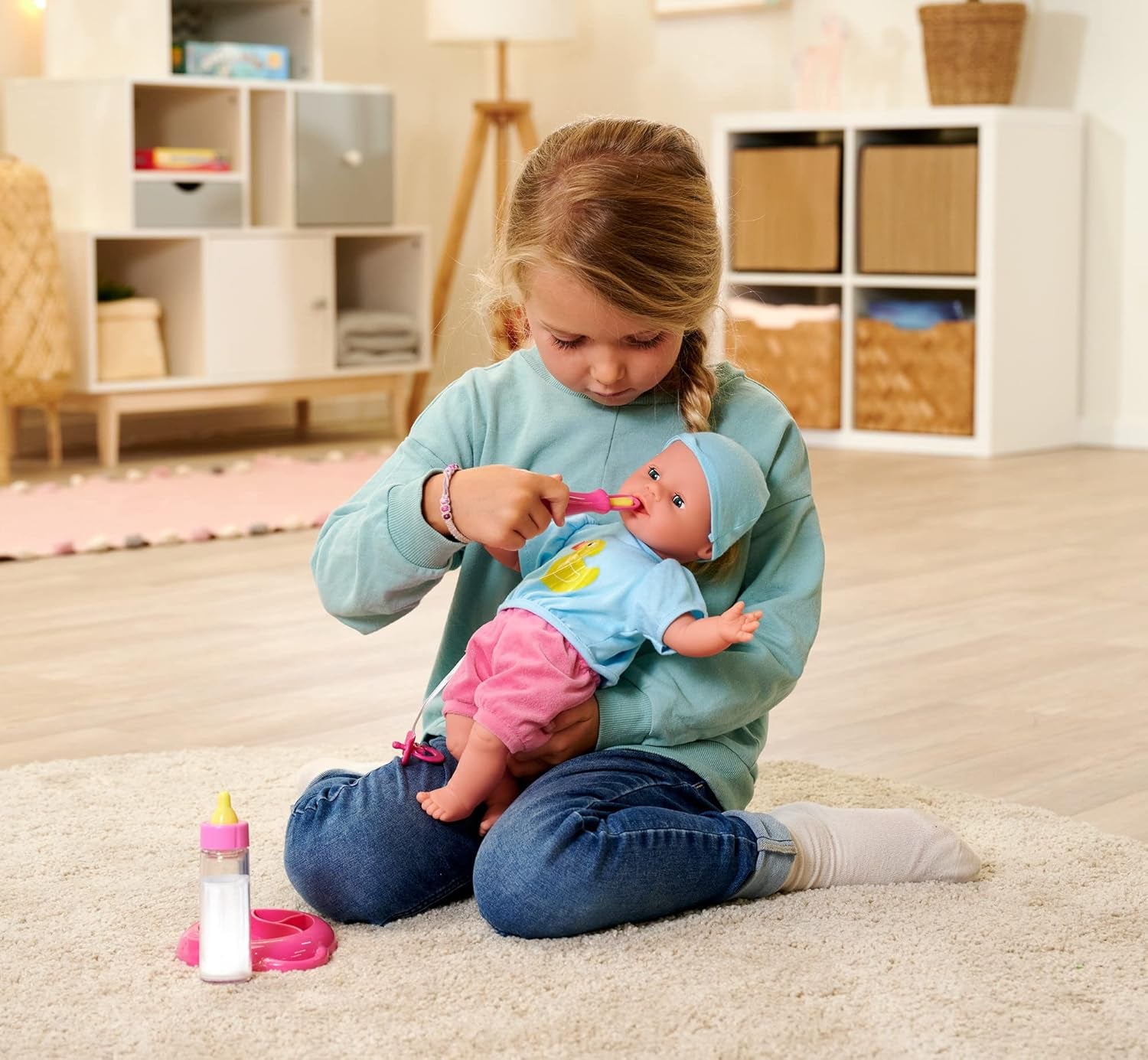Simba 105010964 - Poupée corps souple Laura Hungry avec mannequin, cuillère magique, bouteille avec contenu qui disparaît et petite assiette, 38cm, poupée à partir de 2 ans Naty Shop Dolls