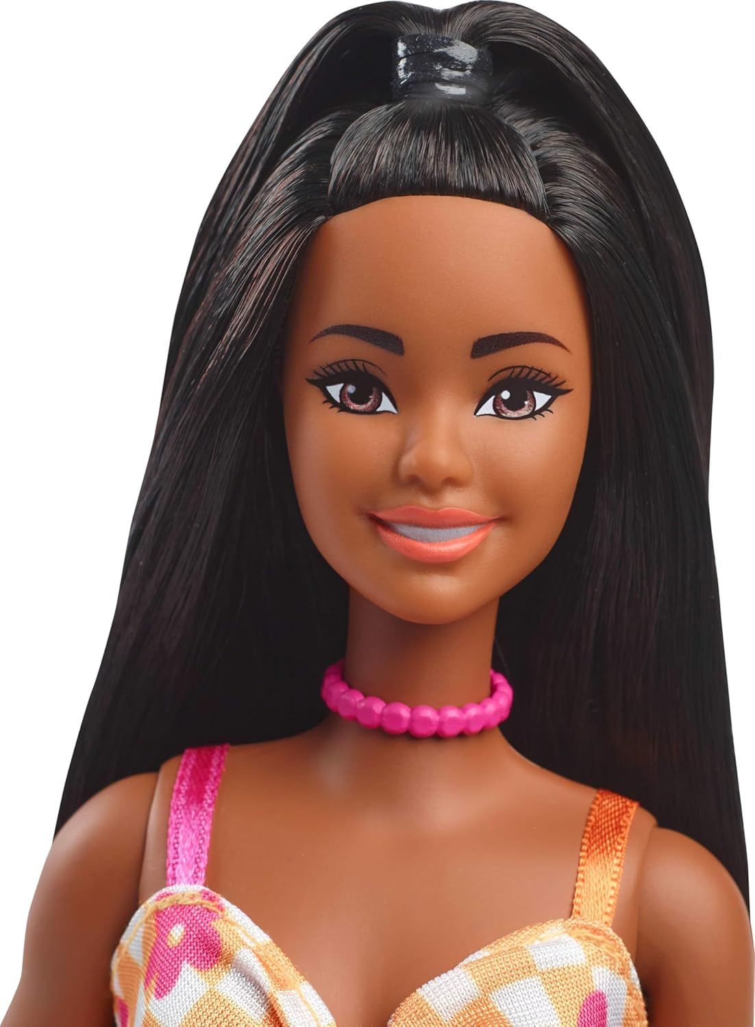 Poupée Barbie Fashionistas no. 233 aux cheveux noirs, robe midi à carreaux orange à fleurs roses, collier et sandales, HYT91
