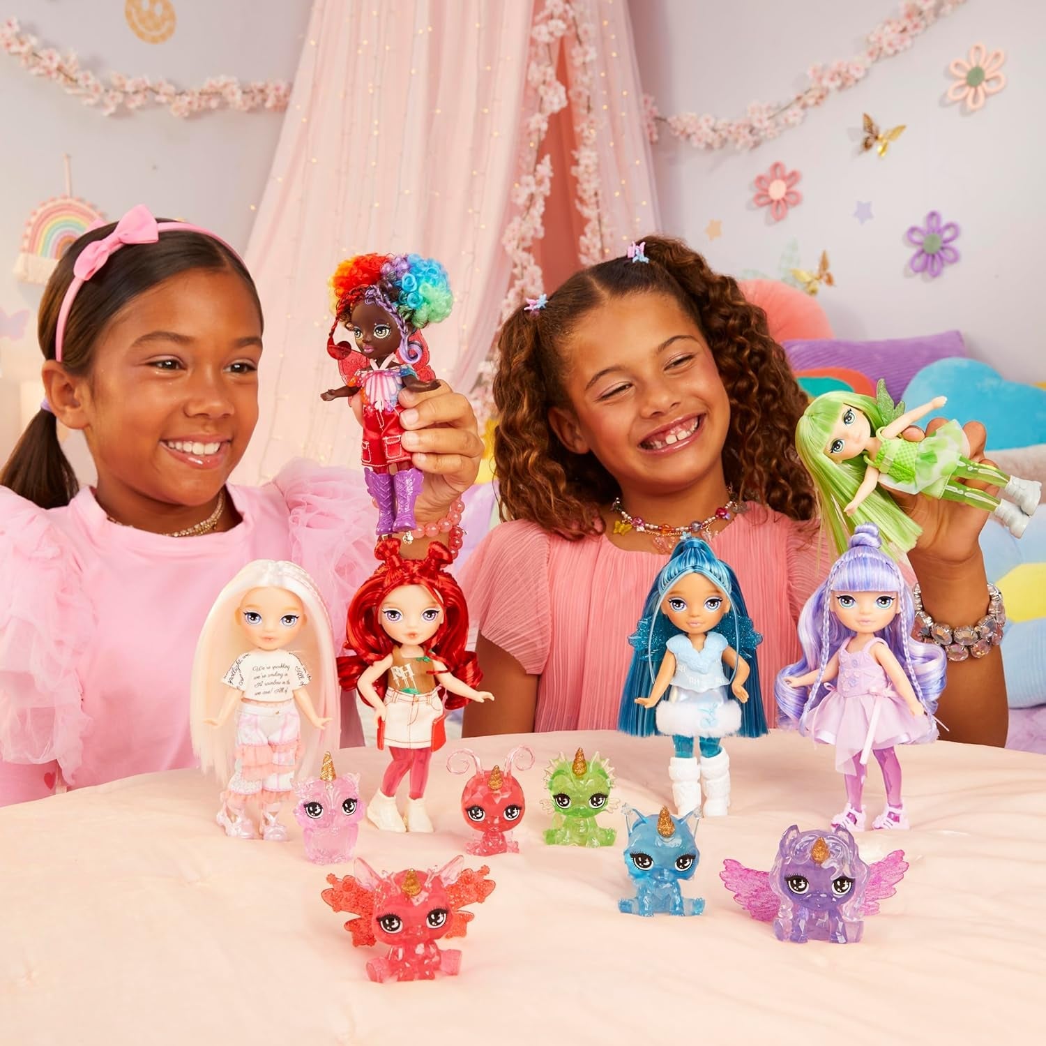 Rainbow High Littles Rainbow Fantasy Fairy and Pet - Émeraude, Vert - Petite poupée de dragon fantastique articulée de 14 cm avec ailes de fée interchangeables, joli cadeau pour les enfants à partir de 4 ans