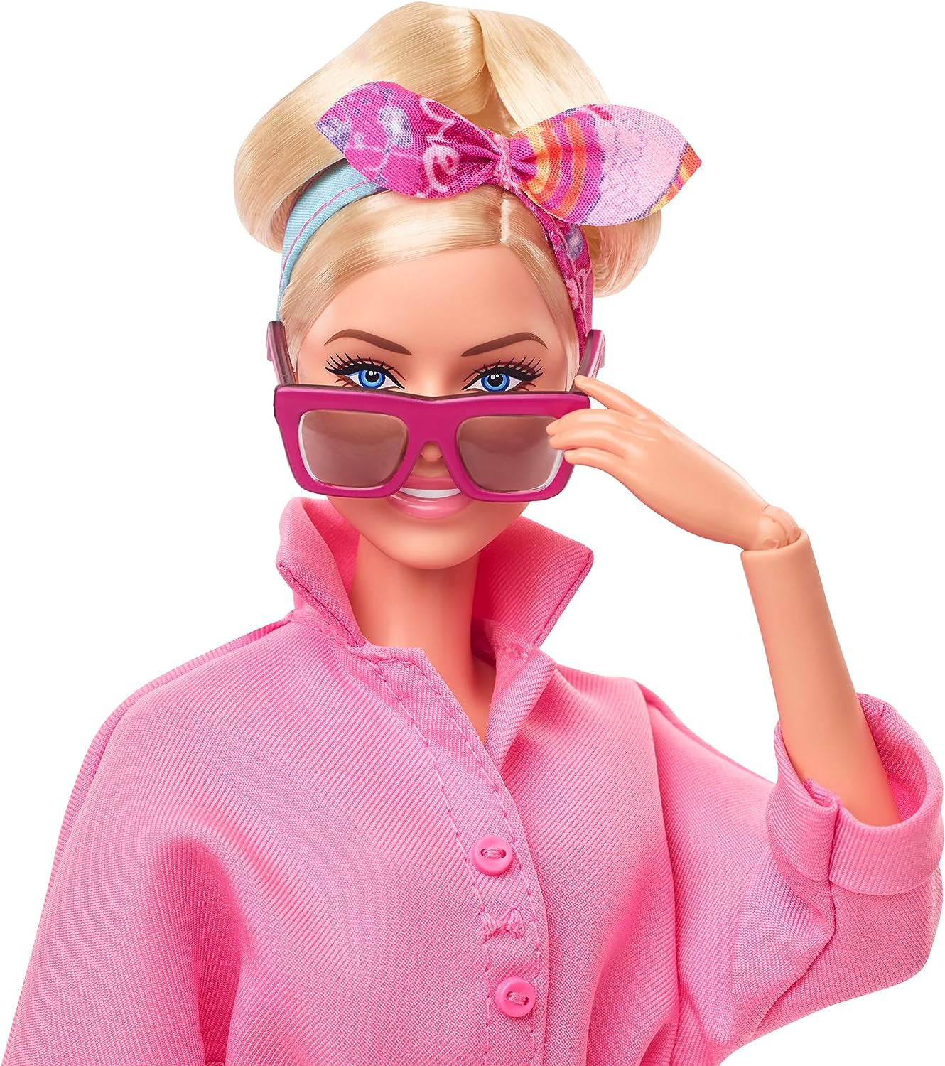 BARBIE LE FILM Margot Robbie - Poupée avec combinaison Kaugummi-Rosa, Messy Updo, Sonnenbrille, Kopftuch, Wedge-Sneakers, Sammlerverpackung, pour enfants à partir de 3 ans, HRF29