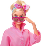 BARBIE LE FILM Margot Robbie - Poupée avec combinaison Kaugummi-Rosa, Messy Updo, Sonnenbrille, Kopftuch, Wedge-Sneakers, Sammlerverpackung, pour enfants à partir de 3 ans, HRF29