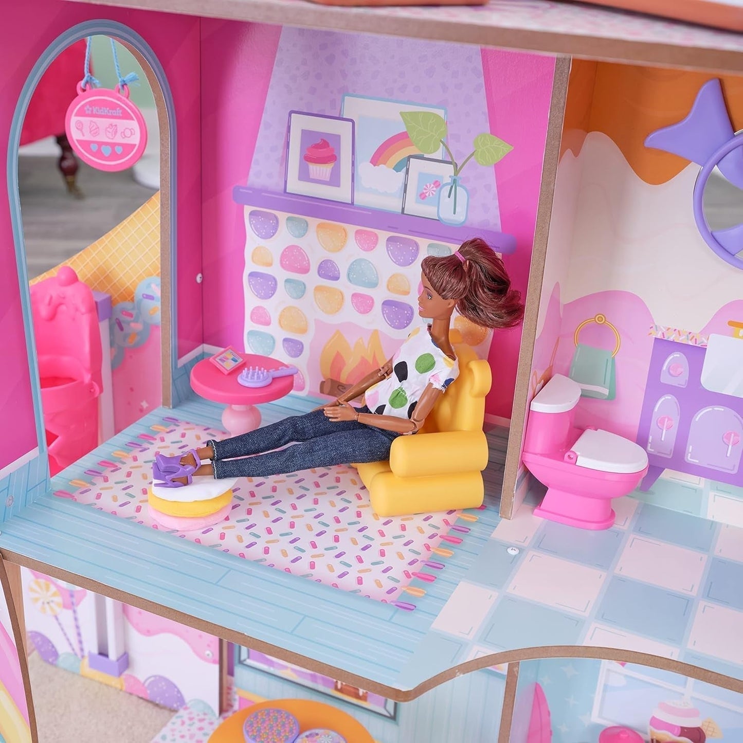 Kidkraft Candy Castle Maison de poupée en bois avec meubles et accessoires, maison de figurines lama licorne, élévateur à gâteau à la crème glacée et chaise en caoutchouc pour poupées, jouet pour 3 ans, 20242 Naty Shop Dollhouses