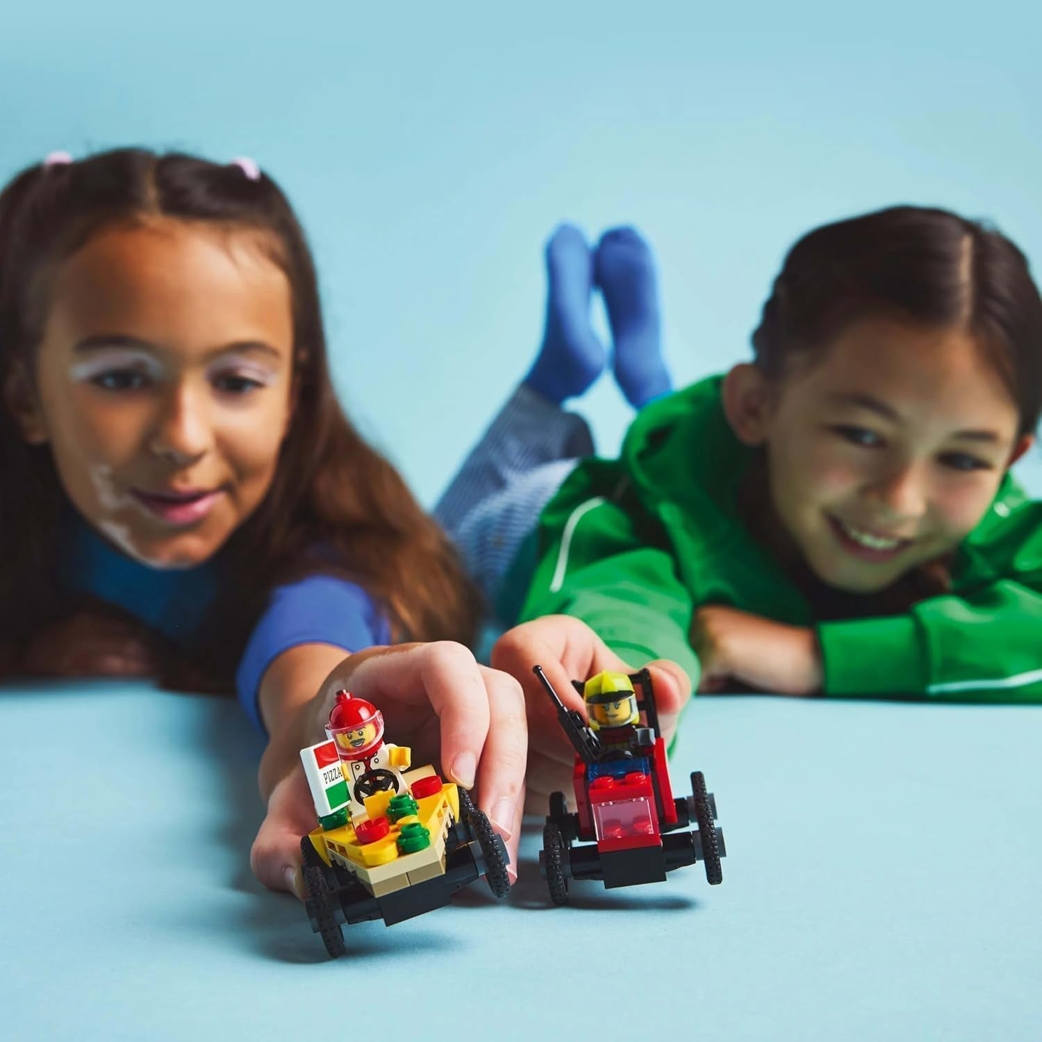 Le fourgon de livraison de pizza LEGO City contre. Camion à pizza - Boîte à savon pour filles et garçons à partir de 5 ans - Jeu de construction avec 2 figurines de conducteur - Cadeau d'anniversaire et de vacances 60458 Jeux de construction Besuche den LEGO-Store