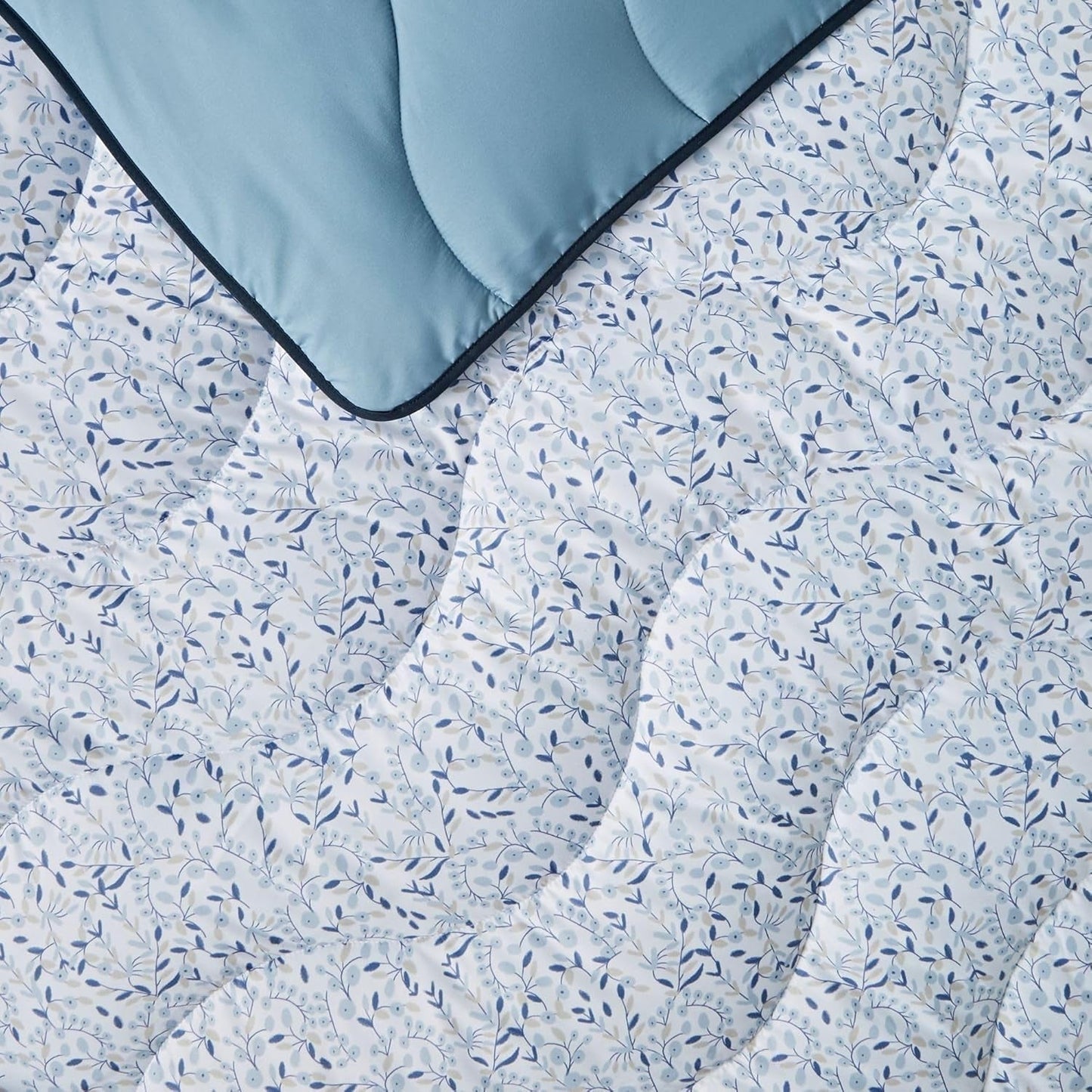 Night Lark Couette sans housse Super King 6 Tog Printemps Été – Blue Garden Couette super douce légère lavable en machine Housse de couette à séchage rapide Couettes et couettes réversibles tout-en-un Naty Shop