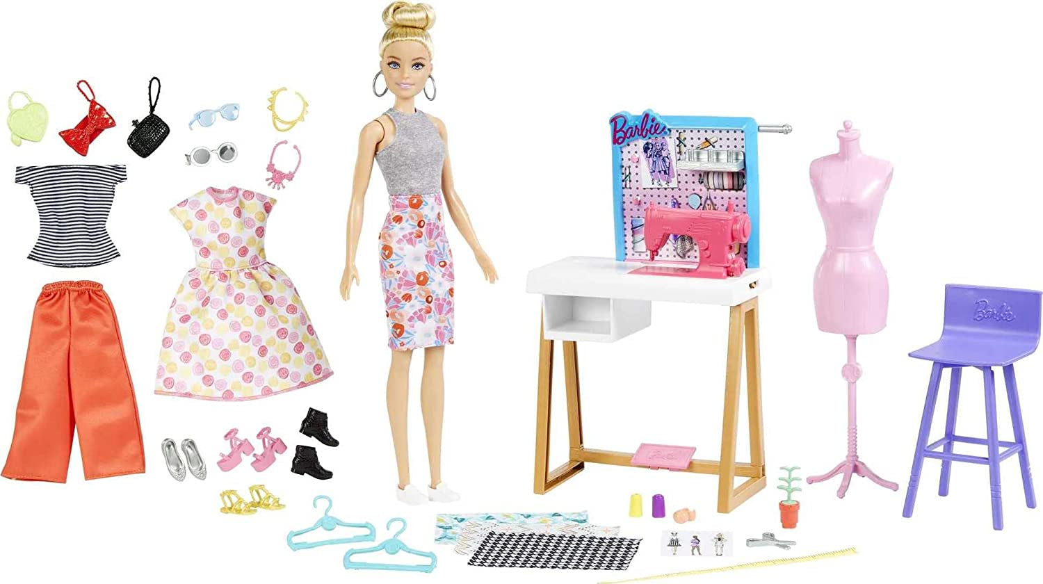 Barbie HDY90 - Poupée de créateur de mode (30,40 cm) et studio, plus de 25 accessoires de design et de mode, bureau design, chaise, machine à coudre, échantillons textiles, mannequin et plus, jouet pour 3 ans et plus