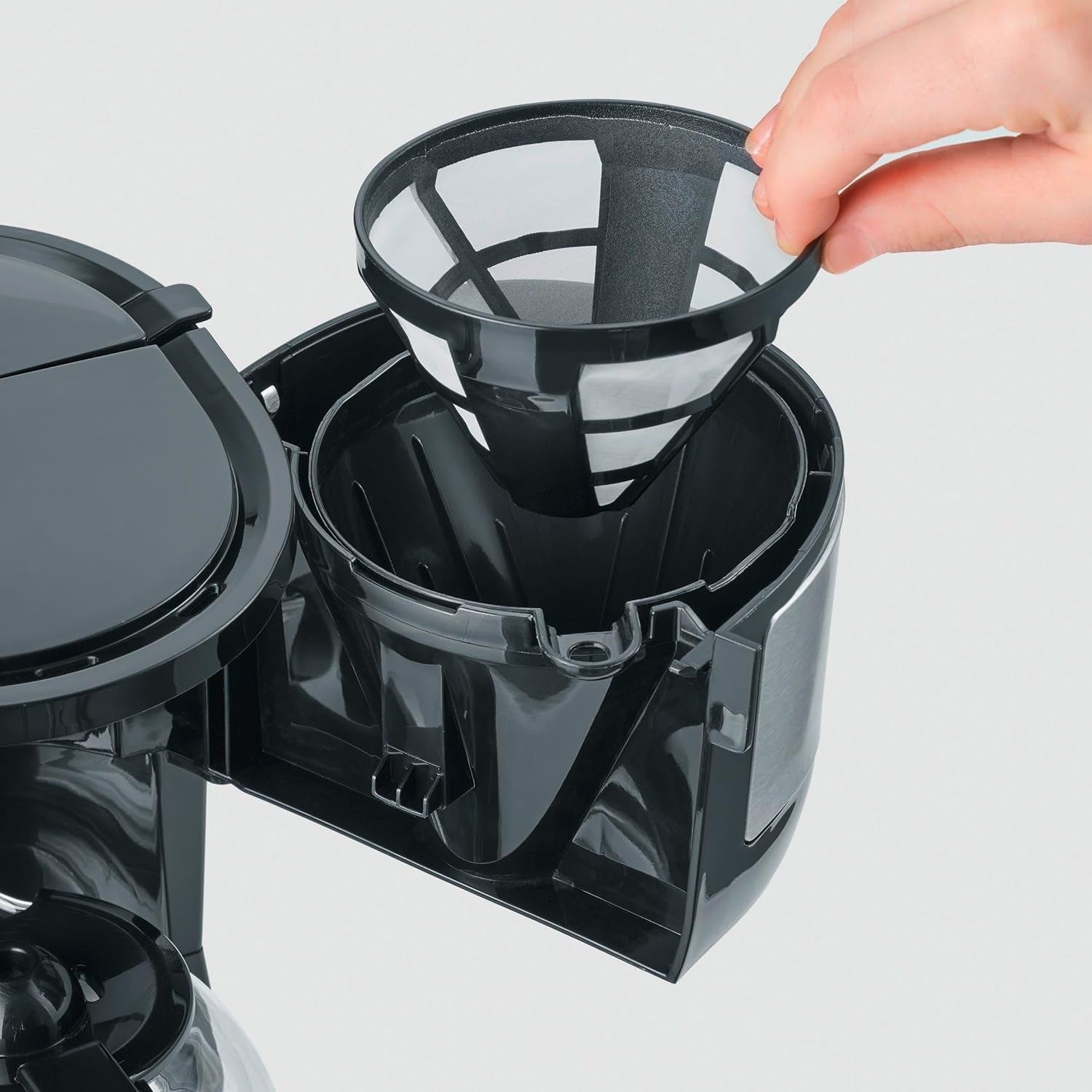 SEVERIN Machine à expresso compacte, café aromatique avec machine à café jusqu'à 4 tasses, machine à expresso avec filtre et filtre oscillant permanent, acier inoxydable/noir, KA 4808