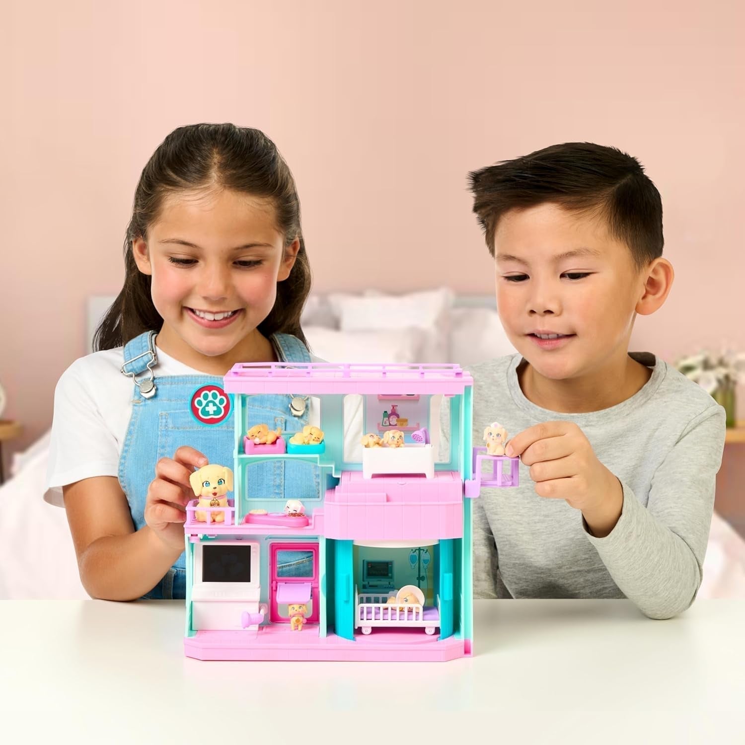 Ensemble de jeu Little Live Pets Mama Surprise Families Baby Clinic, 3 chiots Retriever inclus, ensemble de jeu magique double face (27,8 cm de largeur, 23,8 cm de hauteur). Nourrir, se baigner et jouer, cadeau pour enfants Figurines Naty Shop