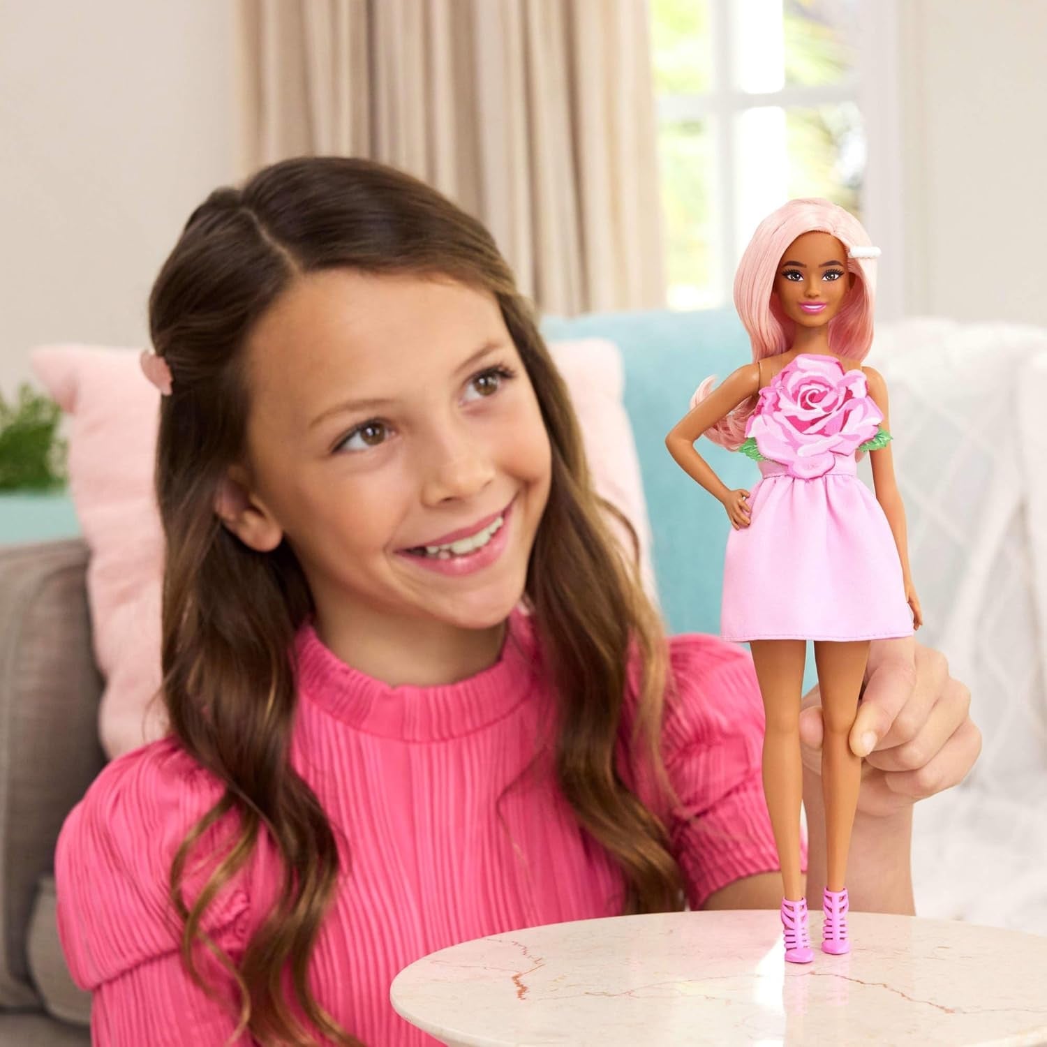 Poupée Barbie Fashionistas no. 238 avec cheveux rose pastel, robe bustier avec corsage rose, pince à cheveux en perles et talons hauts et barrettes, HYT94