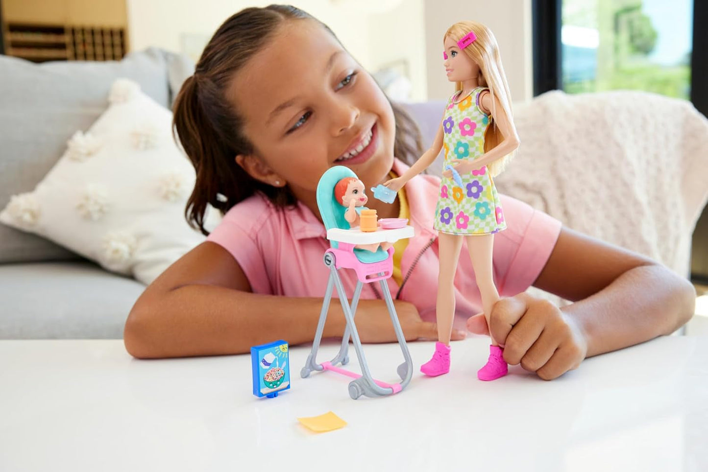 Barbie Skipper poupée et accessoires ensemble de jeu nourriture ensemble de garde d'enfants jouet à changement de couleur HTK35