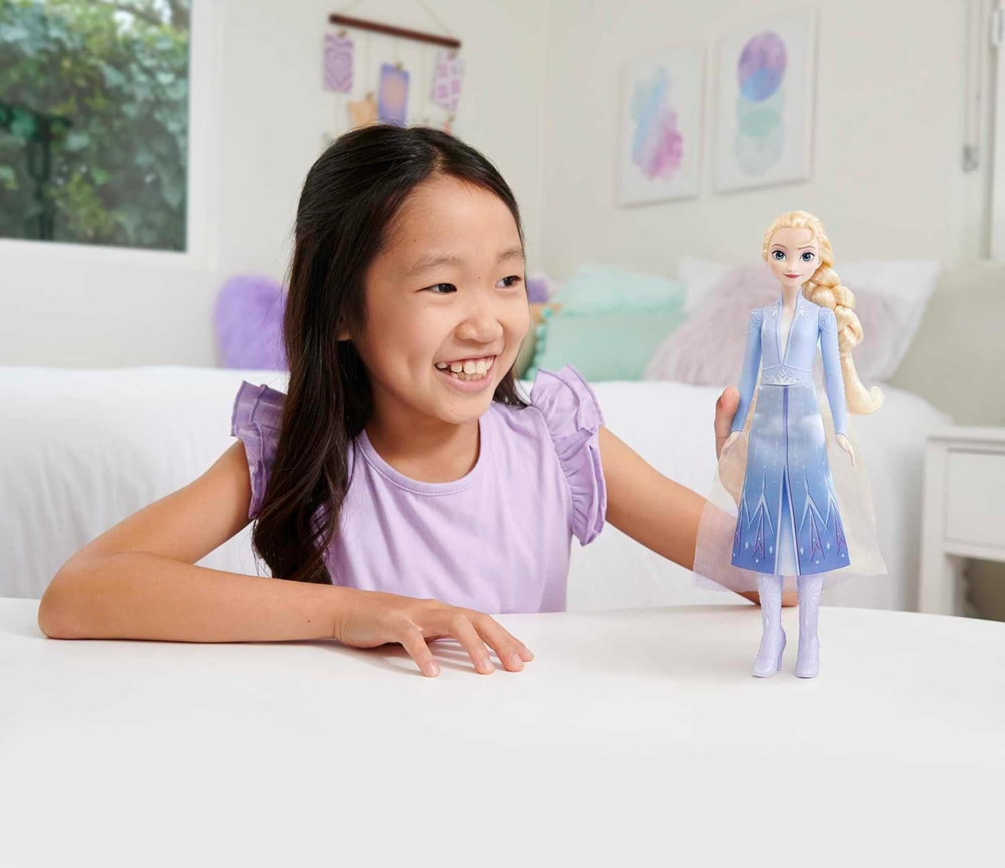 Mattel Disney Princess Elsa Poupée Reine des Glaces en combinaison de voyage, cheveux blonds peignés, mobile, jupe et bottes extensibles, cadeaux Disney, jouets 3 ans, HLW48 Naty Shop Dolls