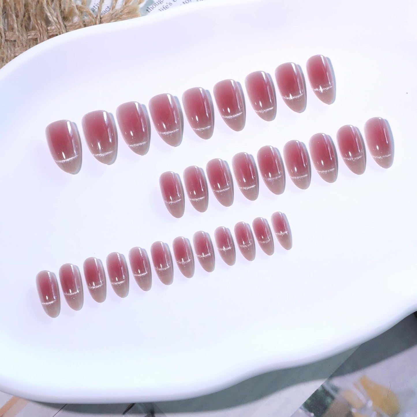 Moonglow Faux Ongles Magnétiques Courts, Rose Amande Rouge Dégradé Paillettes Oeil de Chat avec Colle, Rose Rouge Ombre Paillettes Photothérapie Ongles Artificiels pour Femmes et Filles