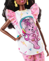Barbie Rewind - Figurine de collection nostalgique des années 80 avec de magnifiques cheveux et tenues, comprend une télévision, du pop-corn et un téléphone, pour les fans et les collectionneurs, HJX19