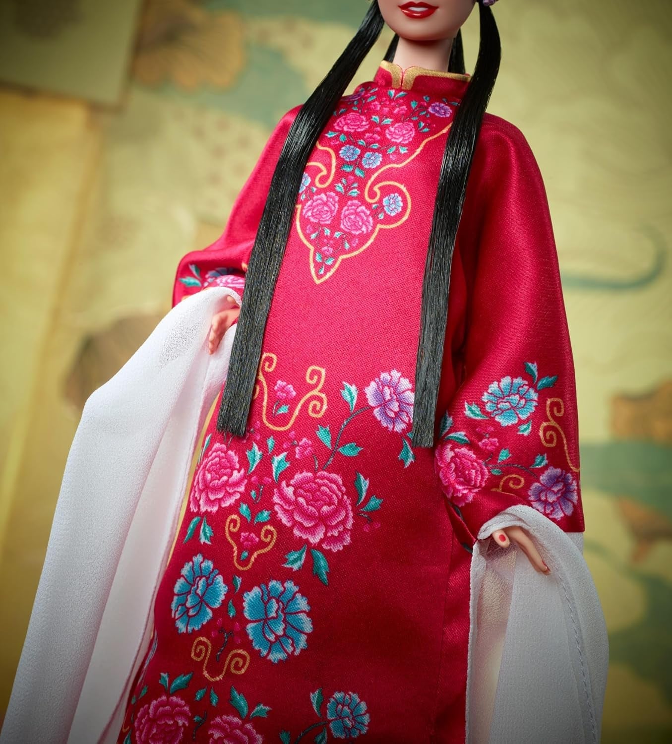 BARBIE Lunar New Year Barbie Puppe - Traditionnelles Kleid in glücksbringendem Rot mit Pfingstrosenmuster, cyanblaue Schuhe mit pinken Troddeln, inspirée de l'Opéra de Pékin, HRM57