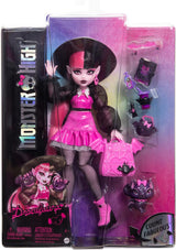 Poupée Monster High Draculaura avec son animal de compagnie, le chat chauve-souris, Count Fabulous, et des accessoires tels qu'un sac à dos, un livre de sorts, une boîte à bento et plus encore, HRP64